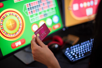 Online gambling with credit card © Rawpixel.com
