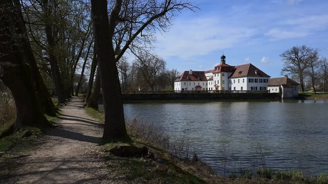 Historisches Schloss mit Wassergraben unter blauem Himmel und roten D&auml;chern, Weisses Schloss, Triesdorf, Weidenbach, Fr&auml;nkischen Seenland, Landkreis Ansbach, Mittelfranken, Bayern, Deutschland