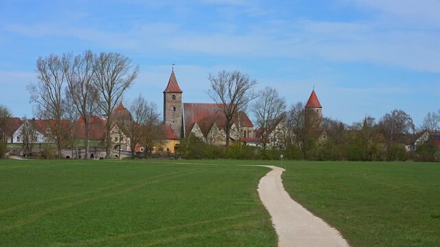 Fussweg der zu einem Dorf f&uuml;hrt, Ornbau, Triesdorf, Fr&auml;nkischen Seenland, Landkreis Ansbach, Mittelfranken, Bayern, 