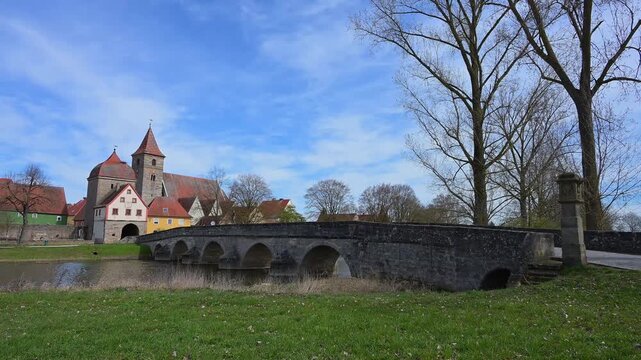 Steinbr&uuml;cke &uuml;ber einen Fluss der zu einer Stadt f&uuml;hrt, Ornbau, Triesdorf, Fr&auml;nkischen Seenland, Landkreis Ansbach, Mittelfranken, Bayern, 