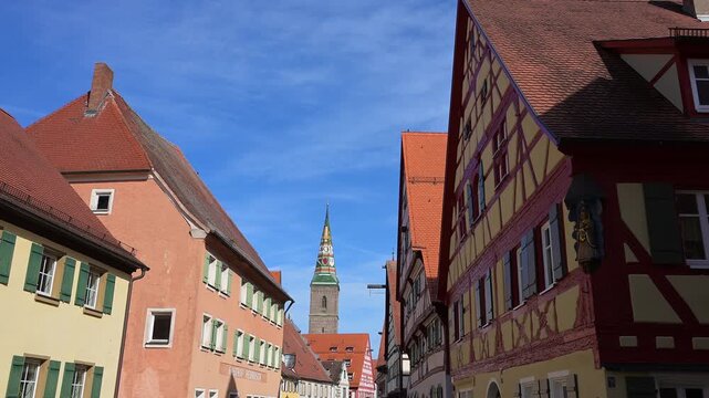 Dorfstra&szlig;e mit traditionellen Fachwerkh&auml;usern und einem zentralen Kirchturm im Hintergrund, Wolframs-Eschenbach, Landkreis Ansbach, Mittelfranken, Bayern, Deutschland