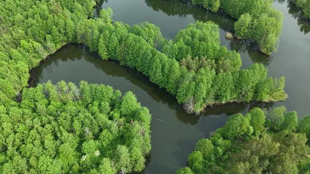 Flooded Quarry Basin &ndash; High Sideways Right Wide Flight Past Peninsula Formation