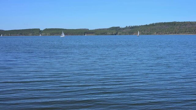  Segelboot auf einem  See, umgeben von W&auml;ldern und klarem Himmel, Ramsberg, Gro&szlig;er Brombachsee, Fr&auml;nkischen Seenland, Landkreis Wei&szlig;enburg-Gunzenhausen, Mittelfranken, Bayern, Deutschland