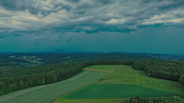 Hyperlapse aufziehendes Gewitter &uuml;ber Landschaft, Deutschland