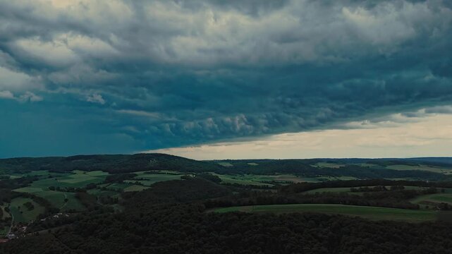Aufziehendes Gewitter Zeitraffer Drohne, deutsche Landschaft