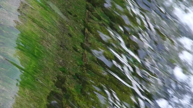 Starke Wasser Str&ouml;mung von abfallenden Wassermassen in einem Stauwehr