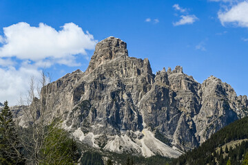 Fototapeta premium Dolomiten, Corvara, Alta Badia, Dorf, Sassongher, Puez-Gruppe, Puez-Geisler, Sellaronda, Sellagruppe, Sellastock, Val Gardena, Grödnerjoch, Berge, Wanderweg, Südtirol, Frühling, Sommer, Italien