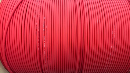 Czerwony kabel, nawinięty na szpulę. © Maciej G. Szling