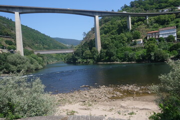 Fototapeta premium Doble puente sobre afluente 