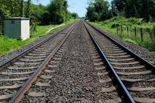Zweigleisige gerade Bahnstrecke bis zum Horizont - Stockfoto