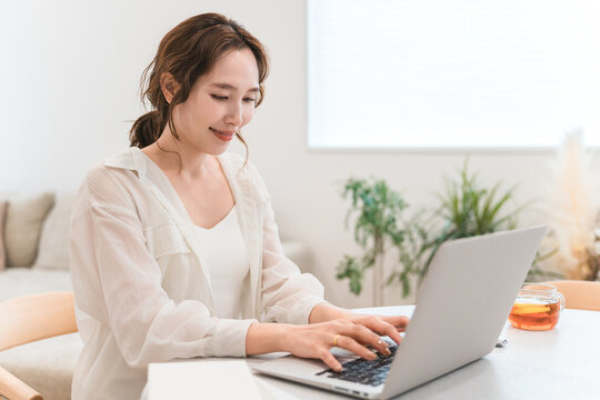 Women using laptops (typing, teleworking, side jobs, part-time work)