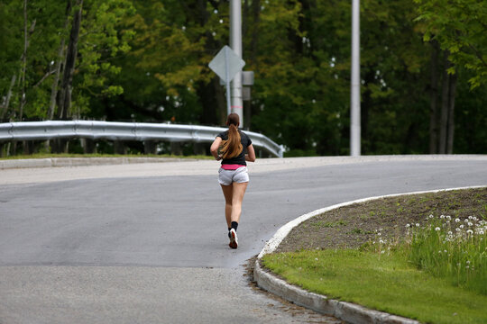 une femme fait son jogging en ville, Quebec, Canada.