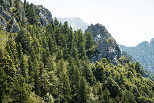 Arco di roccia (Porta di Prada) sotto la Grigna