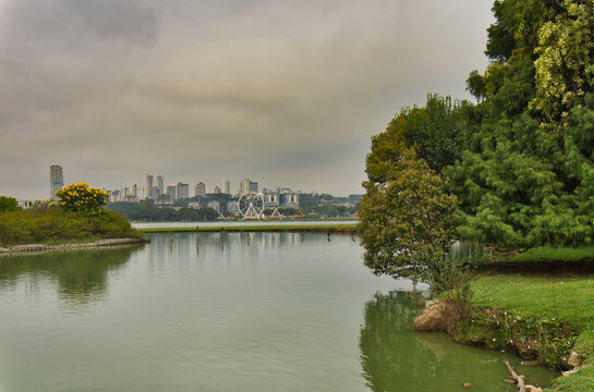 Imagem de lago com parque de divers&otilde;es