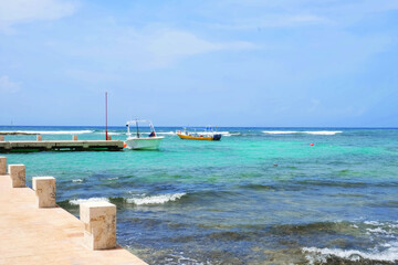 Obraz premium Sea view with boats and pier.