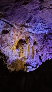 Une magnifique paroi rocheuse ayant la forme d'un visage humain dans la grotte de Lombrives (Ari&egrave;ge)