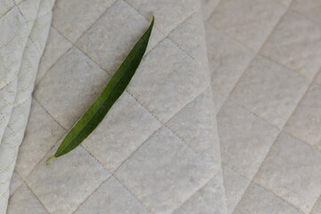 Naklejka premium Close-up of quilted mattress fabric with cotton filling, highlighting natural materials, soft texture, and sustainable bedding design. Concept of comfort and eco-friendly sleep products.