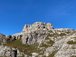 Fototapeta premium Tre Cime Nature Park, Dolomites UNESCO World heritage site (South Tyrol, Italy) - Naturpark Drei Zinnen, Dolomiten UNESCO Welterbe (Südtirol, Italien) - Parco naturale Tre Cime di Lavaredo, Dolomiti