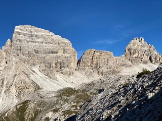 Fototapeta premium Tre Cime Nature Park, Dolomites UNESCO World heritage site (South Tyrol, Italy) - Naturpark Drei Zinnen, Dolomiten UNESCO Welterbe (Südtirol, Italien) - Parco naturale Tre Cime di Lavaredo, Dolomiti