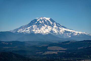Fototapeta premium Mount Rainier seen from a distance from a Helicopter