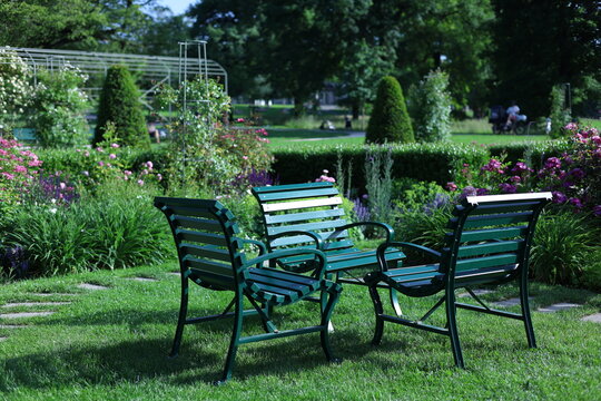 Chaises de jardin dans un espace fleuri propice &agrave; la d&eacute;tente
