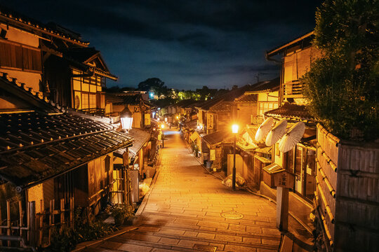 Nighttime view of a traditional street in Gion, Kyoto