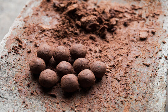 Gathering chocolate balls on a metate
