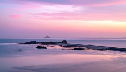 Obraz premium A tranquil seascape displays a sandbar leading to a small island under a pastel sky