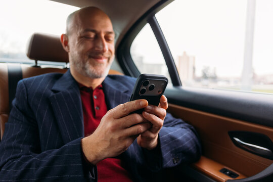 Smiling backseat texter