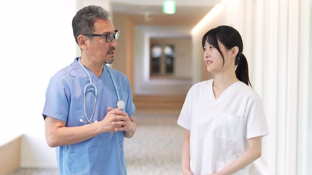 病院で相談をする医師と看護師