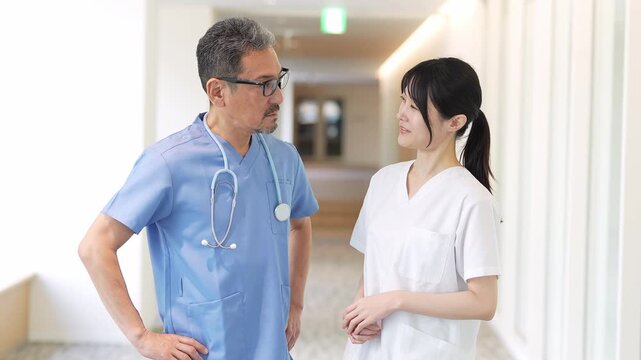病院で相談をする医師と看護師