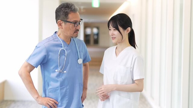 病院で相談をする医師と看護師