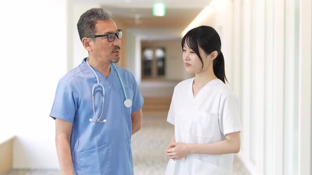 病院で相談をする医師と看護師