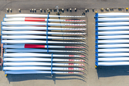 Wind turbine blades storage