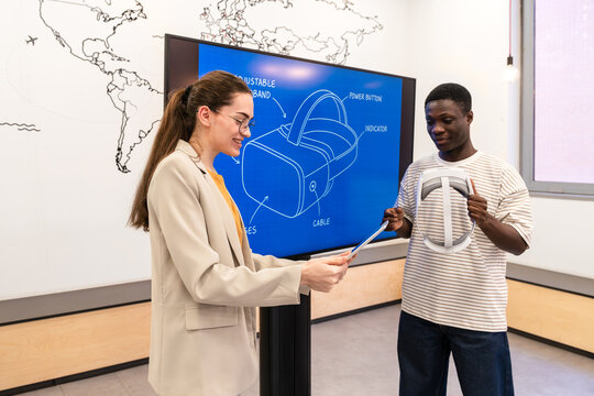 Collaborative design discussion on vr technology
