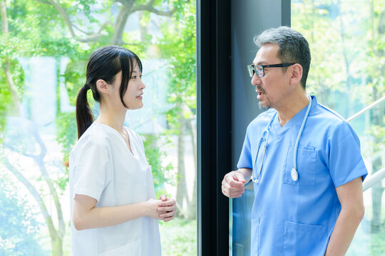 病院で相談をする医師と看護師