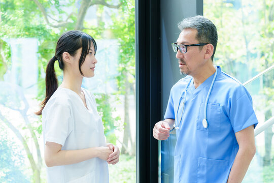 病院で相談をする医師と看護師