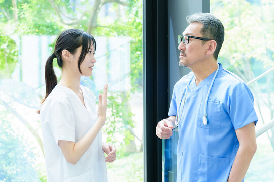 病院で相談をする医師と看護師