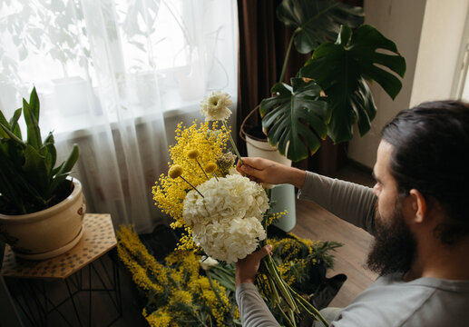 Man doing bouquet at home
