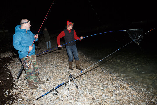 Anglers catch crabs at night