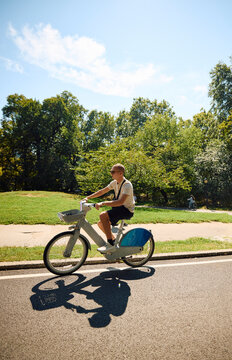 Man takes an e-bike ride through Central Park, NYC