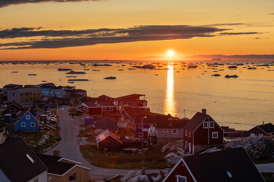 The sun sets by Ilulissat and the disko bay