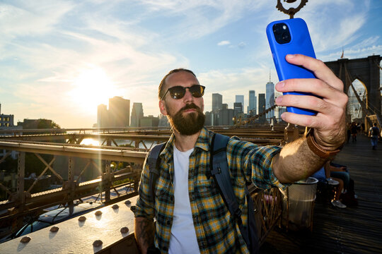 Man snaps selfies from the Brooklyn Bridge