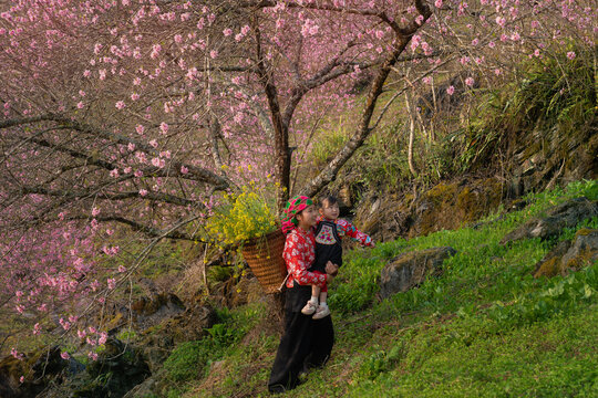 Han Mother Carrying Child Uphill