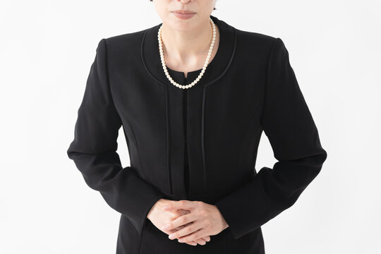 喪服を着た女性　葬儀イメージ