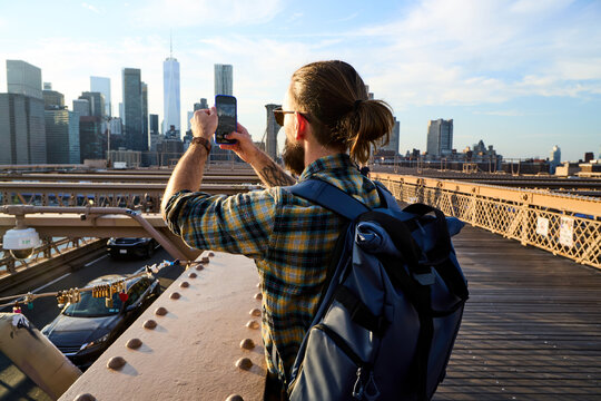 Man snaps photos from the Brooklyn Bridge