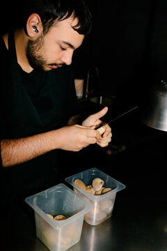 Chef opening clams in a Canarian restaurant kitchen