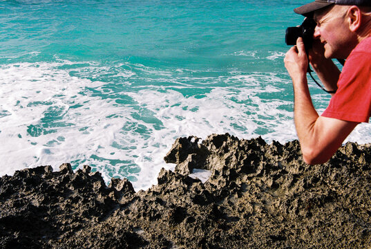 Man on vacation in Bahamas takes photos of the ocean