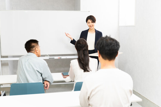 女性の講師とセミナーを受ける顧客