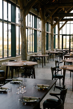 Sophisticated dining area of Le Doyenn&eacute; country hotel in Saint-Vrain